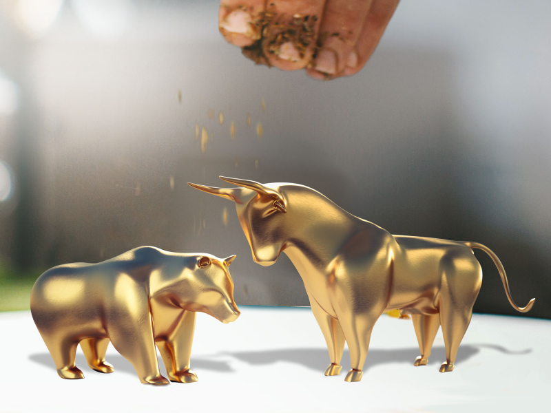 Goldener Bär und goldener Stier, die mit Gewürzen bestreut werden